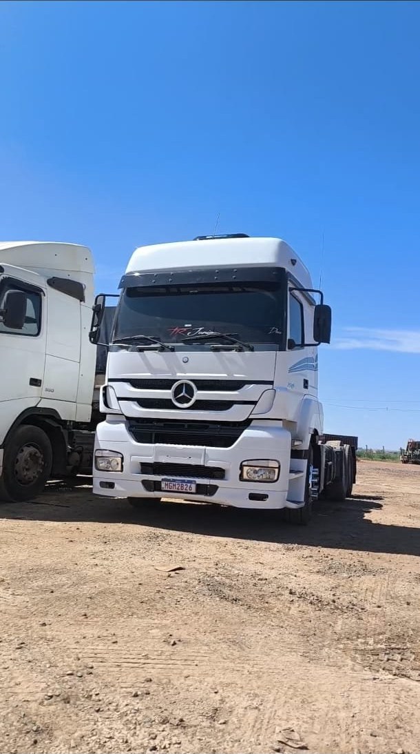 Mercedes Axor — pintura branca e detalhes