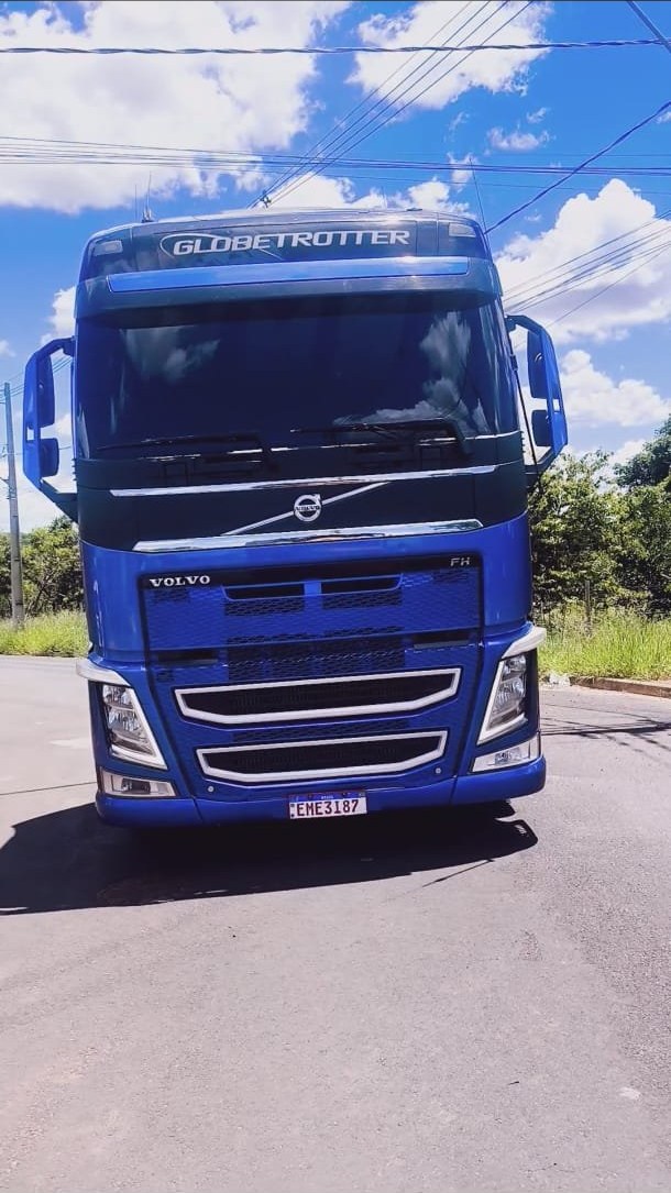 Volvo FH Globetrotter — azul com acabamento espelhado