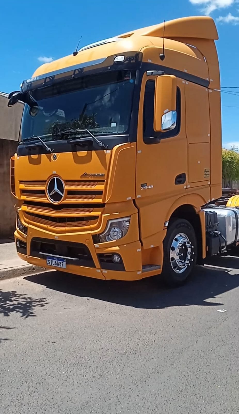 Mercedes Actros — pintura completa em amarelo