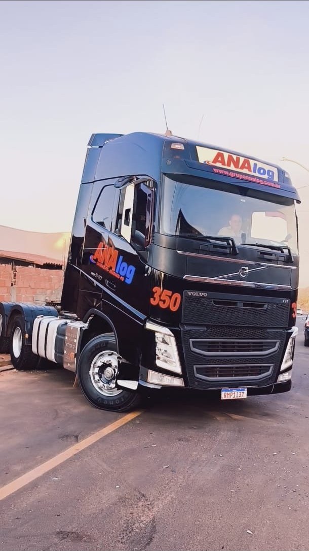 Volvo FH — pintura preta com identidade da frota