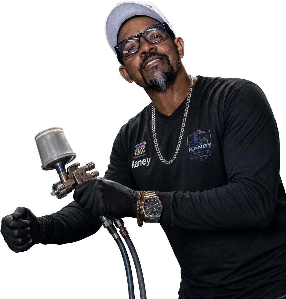 Kaney, especialista em pintura automotiva pesada, segurando pistola de pintura